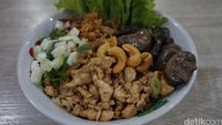 Pangsit Mie 168: Makan Bakmi Ayam Plus Kacang Mete yang Gurih Mulur