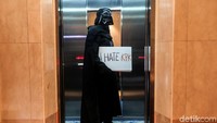 Aktivis Indonesia Coruption Watch (ICW) beraksi di sela-sela konfrensi Hari Anti Korupsi Sedunia (Hakordia) di Jakarta, Rabu (5/12/2018). Ia mengenakan kostum salah satu tokoh dalam Star Wars yaitu Darth Vader.