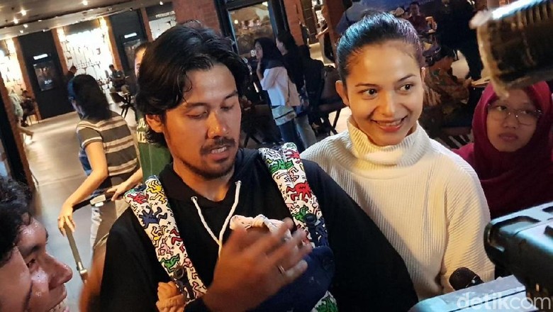 Chicco Jerkho bersama Putri Marino dan anaknya/ Foto: Insertlive Chicco Jerkho bersama Putri Marino dan anaknya/ Foto: Insertlive