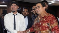 Fadli Zon menyambut kedatangan Dhani. Keduanya sempat berjabat tangan sebelum melakukan pertemuan.