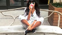 Morning coffee in NYC, tulis Jameela di keterangan foto. Wanita kelahiran London ini asyik menyeruput kopi. Foto: Instagram jameelajamil