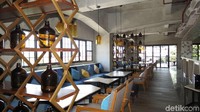 Desain interiornya modern, ada unsur Bali dan kekinian. Sol House Legian melihat food and beverages sebagai peluang destinasi (Fitraya/detikTravel)