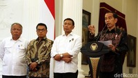 Jokowi memerintahkan TNI-Polri memburu kelompok kriminal bersenjata (KKB) yang membunuh 31 pekerja proyek jembatan di jalur Trans Papua. 