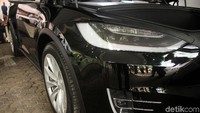 Lampu depan Tesla Model X sudah LED.