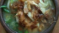 Soto kwali diklaim berasal dari Surakarta. Ciri khasnya kaldunya dimasak dalam kwali atau wadah tanah liat. Ada juga yang disajikan dengan mangkuk tanah liat. Foto : Instagram @_syrfina