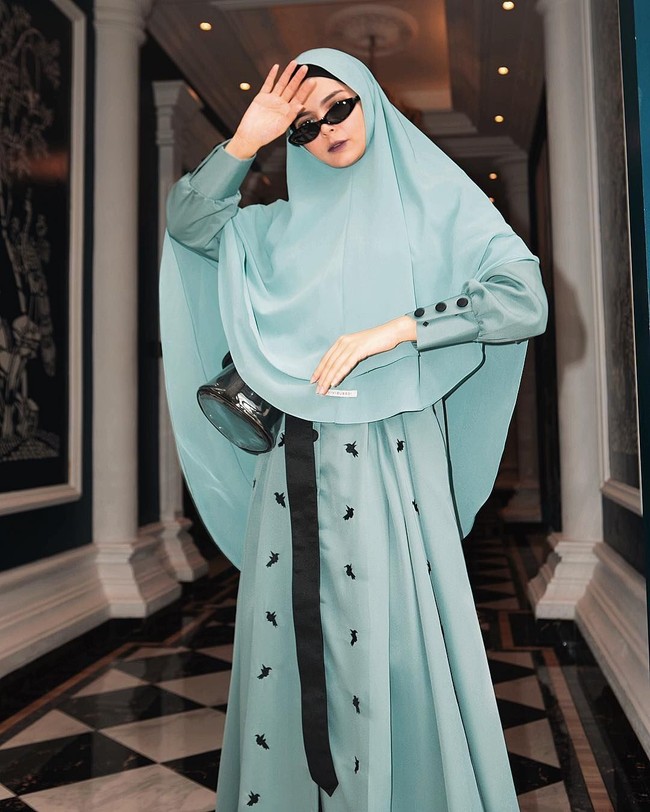 Memakai khimar, kaca mata, dan sepatu sneakers, gaya Vivi Zubedi ini disebut netizen sebagai Kendal Jenner Syariah. Gayanya pun disebut swag oleh netizen. Foto: Dok. Vivi Zubedi