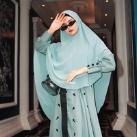 Memakai khimar, kaca mata, dan sepatu sneakers, gaya Vivi Zubedi ini disebut netizen sebagai Kendal Jenner Syariah. Gayanya pun disebut swag oleh netizen. Foto: Dok. Vivi Zubedi