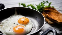 Telur dikenal dengan kandungan protein tingginya. Selain itu telur mengandung vitamin D, yang penting untuk menjaga tulang, otot, hingga menambah energi. Foto: iStock