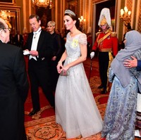 Kehadiran Duchess of Cambridge langsung saja mencuri atensi ketika ia memasuki ruangan dibalut gaun icy blue panjang dengan tiara di kepala. Foto: Dok. Getty Images