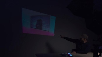 Ponsel ini ternyata ditanami proyektor yang berfungsi cukup baik. Foto: YouTube/Unbox Therapy