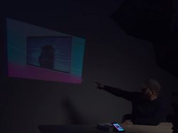 Si Penjiplak iPhone Bikin Ponsel yang Punya Proyektor