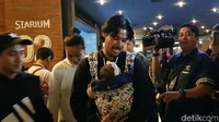 Chicco Jerikho mengajak Putri Marino dan putri kecilnya Surinala dalam sebuah acara. Keduanya terlihat sangat mesra saat ditemui awak media.  Foto: Insertlive