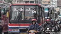 Penumpang yang semakin sedikit membuat pemasukan Jali berkurang, kini dia hanya bisa mendapatkan Rp 200-300 ribu sehari. Dok. Detikcom/Pradita Utama.