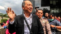 KPK juga menetapkan tiga tersangka dari unsur swasta yang diduga sebagai pemberi suap. Mereka adalah Direktur PT Binasawit Abadi Pratama (BAP) atau Wadirut PT SMART (Sinar Mas Agro Resources and Technology), Edy Sapurta Suradja CEO PT BAP wilayah Kalimantan Tengah bagian utara Willy Agung Adipradhana, dan Manajer Legal PT BAP Teguh Dudy Syamsury Zaidy.
