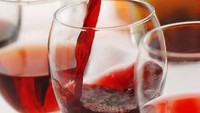 Sebotol wine biasa dijual seharga $15 di toko wine dan harganya jadi %10 jika dibeli dalam jumlah banyak. Tapi sebotol wine di restoran harganya $25 (Rp 359 ribu) dan $8 (Rp 115 ribu) untuk segelas wine. Harganya jadi naik sebesar 167%. Foto: Istimewa