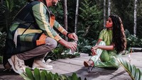 Disela-sela syuting video musik terbaru dengan Selena Gomez, DJ Snake terlihat bersantai dengan sebotol air putih di tangannya. Menurutnya air putih itu sangat sehat. Foto: Instagram @djsnake