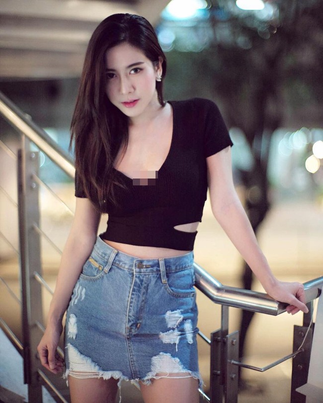 Ini gaya kasual Phunchisa ketika mengenakan rok denim dan terlihat memesona. Foto: Instagram @mint_phunchisa