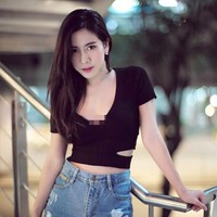 Ini gaya kasual Phunchisa ketika mengenakan rok denim dan terlihat memesona. Foto: Instagram @mint_phunchisa