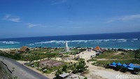 Tersedia kawasan yang cukup luas untuk parkir motor sebelum menuju pantai untuk wisatawan yang ingin berfoto-foto dan menikmati pantai dari ketinggian. (Syanti/detikTravel)