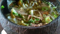 Batok kelapa juga menjadi wadah soto agar rasanya lebih enak dan hangatnya tahan lama. Foto : Instagram @syaiful_griffin