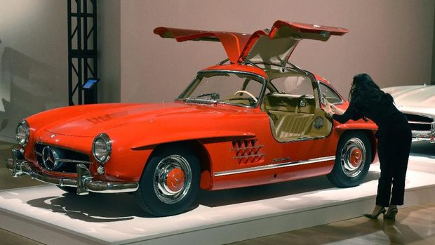 Pintu Gullwing yang dirancang terbuka ke atas.