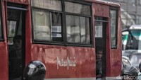 Tetapi beberapa warga masih menggunakan Metromini dengan alasan tidak lama menunggu dan ongkos yang murah.