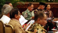 Para menteri mendengarkan arahan Presiden Jokowi.
