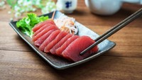 Ikan tuna dipenuhi oleh kandungan omega 3, dan sumber vitamin D serta protein. Tiga kandungan ini tentunya meningkat level energi tubuh, juga berfungsi untuk menurunkan kolestrol dan meningkatkan sistem imun. Foto: iStock