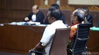 Irvanto Hendra Pambudi dan Made Oka Masagung mendengarkan pembacaan vonis untuk mereka.