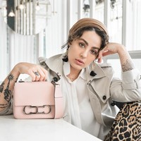 Gaya seperti ini mulai diikuti Dina Tokio, seorang vlogger terkenal asal London. Ia pun mengikuti jejak Ascia dengan mengumumkan dirinya bukanlah seorang hijabers. Foto: Instagram/ascia