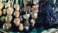 Ini dia deretan lauk pelengkap soto kwali yang bikin soto makin mantap. Sate telor puyuh, sate hati ampela hingga sate paru sapi. Foto : Instagram @sotokwalimbaklia