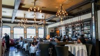Resto vegan Crossroads Kitchen di Los Angeles juga jadi favorit seleb Hollywood. Beyonce, Paul McCartney, dan Beyonce pernah mampir ke sini. Menu terkenalnya adalah The Impossible Burger yang memakai daging nabati. Foto: Brunchographers