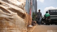 Galian tersebut juga menutup trotoar untuk para pejalan kaki.