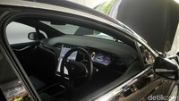 Di dashboard Tesla Model X juga tersedia layar multimedia berukuran 17 inch lebih besar dari layar mobil pada umumnya. 