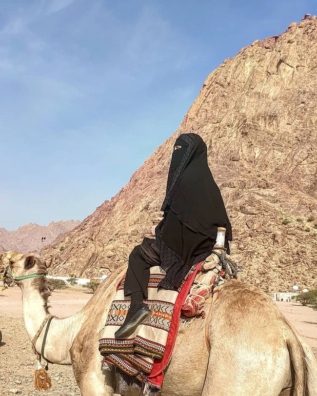 Melody pun menjajal pakai cadar saat di Mekah. Ia terlihat memakai cadar saat berjalan-jalan di sana.  Foto: Instagram/MelodyLaksani92