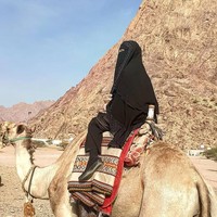 Melody pun menjajal pakai cadar saat di Mekah. Ia terlihat memakai cadar saat berjalan-jalan di sana.  Foto: Instagram/MelodyLaksani92