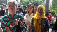 Ditemani bersama sang pengacara Bonyamin Saiman, pengajuan diri sebagai Justice Collaborator (JC) yang dilakukan oleh Nadya Mulya juga untuk mencari keadilan bagi sang ayah, Budi Mulya, mantan Deputi Gubernur Bank Indonesia yang kini dipenjara karena terjerat kasus Bank Century beberapa waktu lalu.
