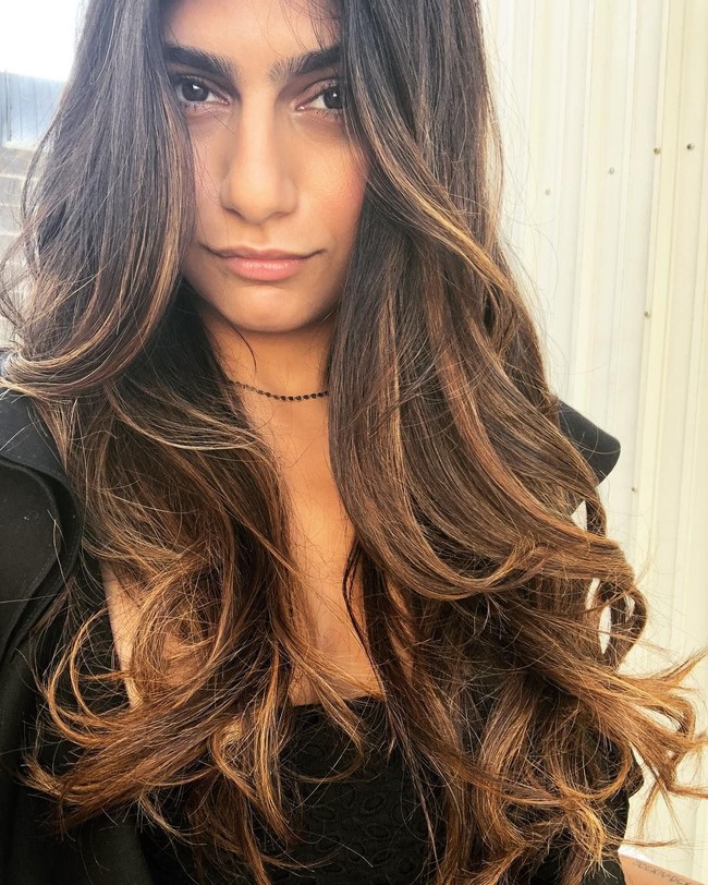 Menjadi bintang porno bukan karena uang. Mia mengaku terjun ke industri tersebut karena ia tidak percaya diri. Setelah melakukan operasi pembesaran payudara, ia tetap tidak merasa PD.  Foto: Instagram (@miakhalifa)