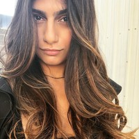 Menjadi bintang porno bukan karena uang. Mia mengaku terjun ke industri tersebut karena ia tidak percaya diri. Setelah melakukan operasi pembesaran payudara, ia tetap tidak merasa PD.  Foto: Instagram (@miakhalifa)