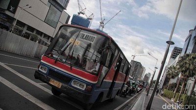 Potret Sedih Senja Kala Metromini di Jakarta
