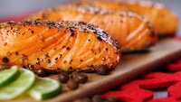 Sama seperti tuna, ikan salmon juga kaya omega 3 dan mengandung sebagian besar vitamin hingga mineral. Selain manfaatnya baik untuk tubuh, ikan yang satu ini bisa menambah energi sekaligus meningkatkan sistem imun, otak, dan hati. Foto: iStock
