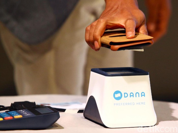 Peluncuran Dana Dompet Digital

CEO Dana Vincent Iswara (kiri) bersama Kepala Badan Ekonomi Kreatif Indonesia Triawan Munaf (tengah) saat melakukan transaksi menggunakan aplikasi Dompet Digital Dana disela peluncuran Dompet Digital Indonesia DANA, di Jakarta, Rabu (5/12). Dana adalah dompet digital berkonsep  open platform yang diperkuat oleh tekhnologi berkelas dunia dan memiliki tingkat keamanan yang tinggi. Grandyos Zafna/detikcom