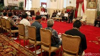Saya minta semua menteri, rencana kerjanya memasukkan program ini sebanyak banyaknya, di semua kementerian menenai SDM, sambung dia.