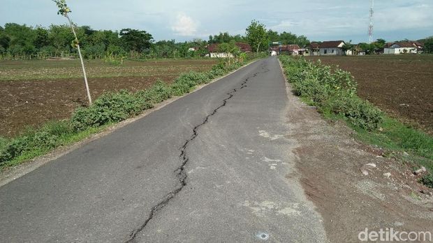  Jalan  di Rembang Ini Retak  Sepanjang 100 Meter Bikin 