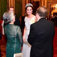 Kate Middleton tampil memukau memakai gaun rancangan desainer Inggris favoritnya, Jenny Packham.  Foto: Dok. Getty Images