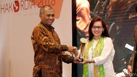 Ketua KPK Agus Rahardjo menyerahkan penghargaan kepada Senior Advisor Direktorat Human Capital Management Telkom Dian Purwaningrum pada event Peringatan Hari Antikorupsi se-Dunia (Hakordia) 2018 di Jakarta, Rabu (5/12/2018) sebagai Instansi dengan Penerapan Laporan Harta Kekayaan Penyelenggara Negara (LHKPN) terbaik tahun 2018.