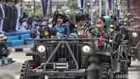 Tak ketinggalan iring-iringan mobil yang juga tampil untuk memeriahkan peringatan Hari Armada RI 2018.