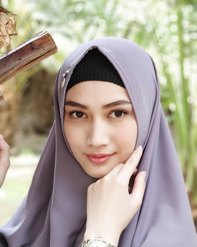 Penampilan Melody Laksani saat beribadah umrah pun kembali mencuri perhatian. Ia tampil syari selama beribadah di Tanah Suci. Foto: Instagram/MelodyLaksani92
