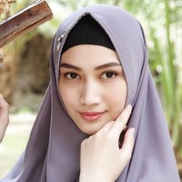 Penampilan Melody Laksani saat beribadah umrah pun kembali mencuri perhatian. Ia tampil syari selama beribadah di Tanah Suci. Foto: Instagram/MelodyLaksani92