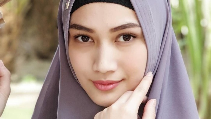 Melody Eks JKT 48 Umrah